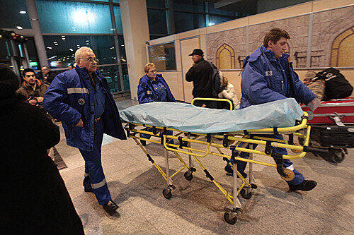 Sanitäter schieben am Montag im Flughafen Domodedowo in Moskau eine Trage um Verletzte zu transportieren.