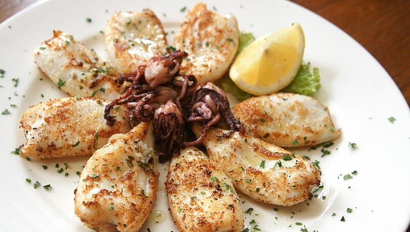 Die Baby-Calamares vom Grill stehen bei vielen griechischen Restaurants in München auf der Karte. Im „Mystikon“ kosten sie 11,50 Euro. Die Baby-Calamares vom Grill stehen bei vielen griechischen Restaurants in München auf der Karte. Im „Mystikon“ kosten sie 11,50 Euro.