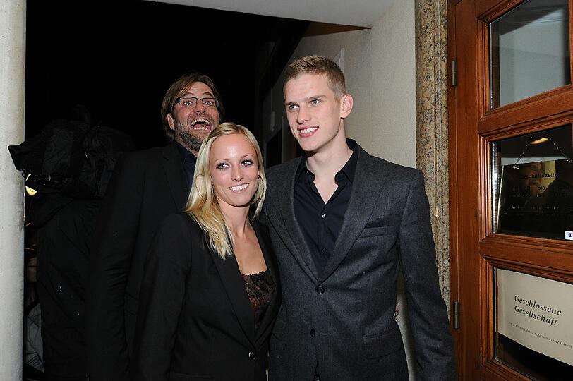Sven Bender mit seiner Freundin Simone. Im Hintergrund: Photo-Bombing a la Jürgen Klopp.