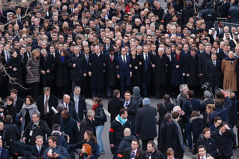 Tränen, Wut, grenzenlose Trauer: Angehörige und Freunde beim Solidaritätsmarsch gegen den Terror und im Gedenken an die 12 Opfer der Anschläge und Geiselnahmen in Paris. Die bewegenden Bilder...