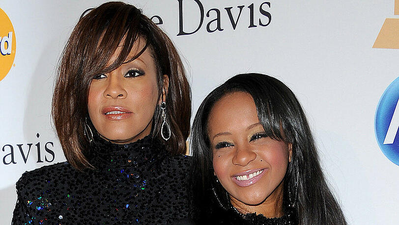 Dieses Bild entstand ziemlich genau ein Jahr vor dem Tod der Sängerin: Whitney Houston (li.) mit ihrer Tochter Bobbi Kristina Brown Dieses Bild entstand ziemlich genau ein Jahr vor dem Tod der Sängerin: Whitney Houston (li.) mit ihrer Tochter Bobbi Kristina Brown