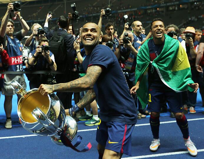 Ausgelassen feiert der FC Barcelona feiert seinen 3:1-Sieg über Juventus Turin in Champions-League. Die Bilder der Fußball-Party.