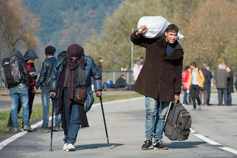 Der Zustrom von Flüchtlingen an der österreichisch-deutschen Grenze reißt nicht ab.
