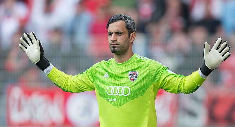 Ingolstadt Torhüter Ramazan Özcan nach dem 1:0 in Mainz.