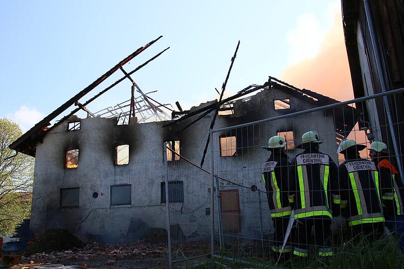 Großeinsatz der Feuerwehr am Donnerstagnachmittag: In Lafering brannte ein großes Stallgebäude komplett aus, der Sachschaden ist enorm. Die Bilder.