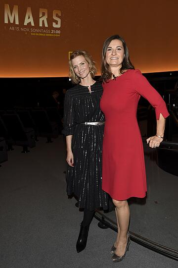Cosima Shaw mit Inka Schneider, die die Premiere am Donnerstag moderierte.