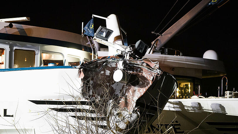 In Duisburg rammt ein Ausflugsschiff einen Brückenpfeiler. Die Bilder vom Bergungseinsatz