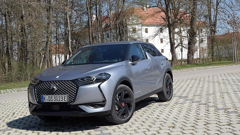Der DS 3 Crossback E-Tense steht knuffig und selbstbewusst auf seinen optionalen 18-Zöllern.