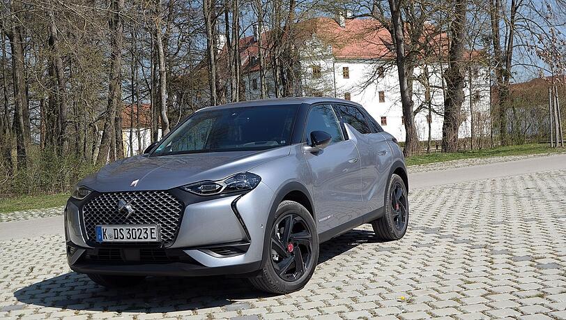Der DS 3 Crossback E-Tense steht knuffig und selbstbewusst auf seinen optionalen 18-Zöllern. Der DS 3 Crossback E-Tense steht knuffig und selbstbewusst auf seinen optionalen 18-Zöllern.