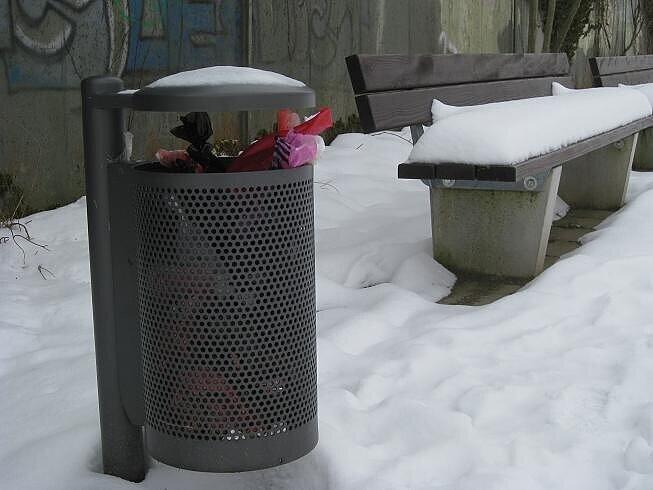 Hier der Mülleimer im Schnee. Die Beschwerde liegt schon länger vor, aber es sei nichts passiert, kritisiert der Leser.