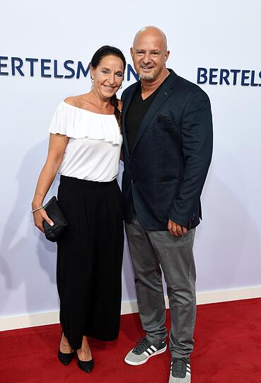 Heute hat er abgenommen und strahlt mit seiner Frau Nicole in die Kameras.