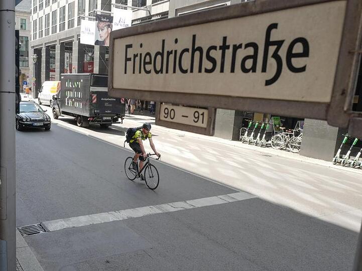 Blick auf die Friedrichstraße zwischen der Straße Unter den Linden und der Dorotheenstraße. Zum autofreien Wochenende an der Berliner Friedrichstraße am 5./6. Oktober soll ein buntes Rahmenprogramm Besucher anlocken.