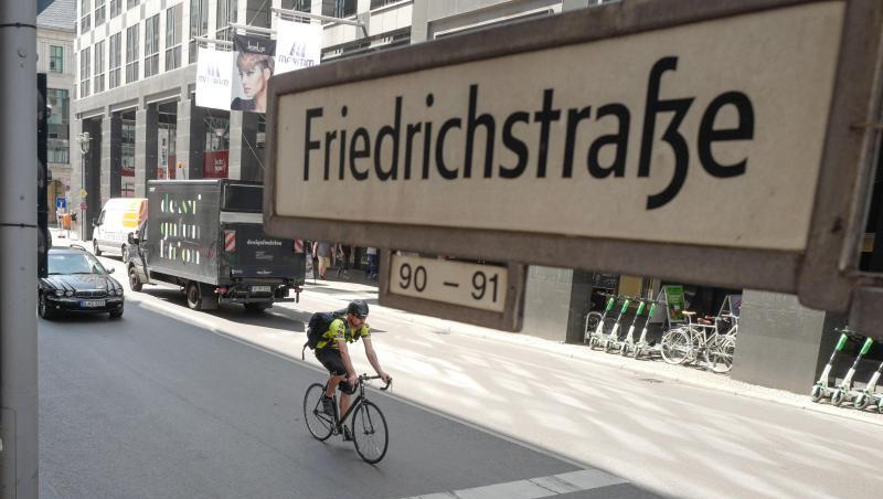 Blick auf die Friedrichstraße zwischen der Straße Unter den Linden und der Dorotheenstraße. Zum autofreien Wochenende an der Berliner Friedrichstraße am 5./6. Oktober soll ein buntes Rahmenprogramm Besucher anlocken.