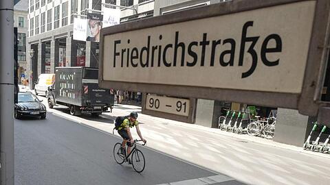 Blick auf die Friedrichstraße zwischen der Straße Unter den Linden und der Dorotheenstraße. Zum autofreien Wochenende an der Berliner Friedrichstraße am 5./6. Oktober soll ein buntes Rahmenprogramm Besucher anlocken.
