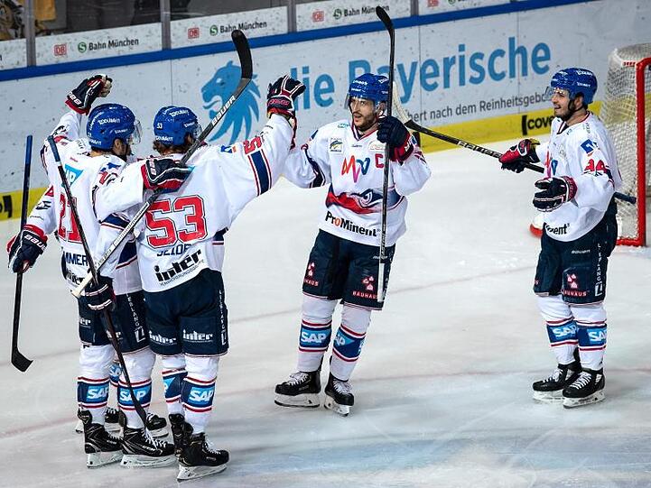 Mannheims Spieler feiern den Sieg über den EHC München.