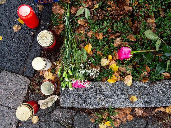 Kerzen und Rosen nahe dem Tatort im Göttinger Ortsteil Grone: Eine Frau ist hier von einem Mann getötet worden.