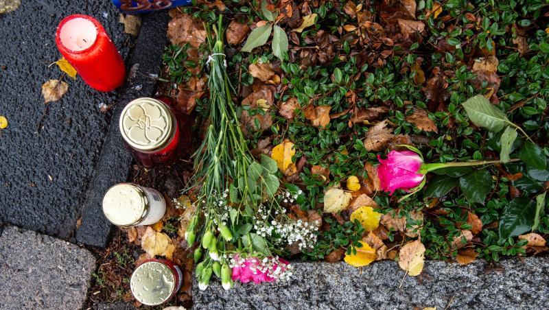 Kerzen und Rosen nahe dem Tatort im Göttinger Ortsteil Grone: Eine Frau ist hier von einem Mann getötet worden. Kerzen und Rosen nahe dem Tatort im Göttinger Ortsteil Grone: Eine Frau ist hier von einem Mann getötet worden.