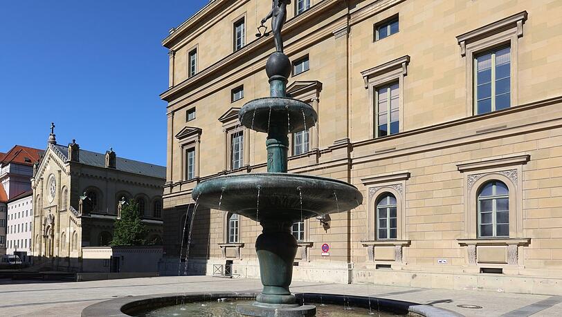 Der Kronprinz-Rupprecht-Brunnen hinter der Residenz ist von 1961. Der Kronprinz-Rupprecht-Brunnen hinter der Residenz ist von 1961.