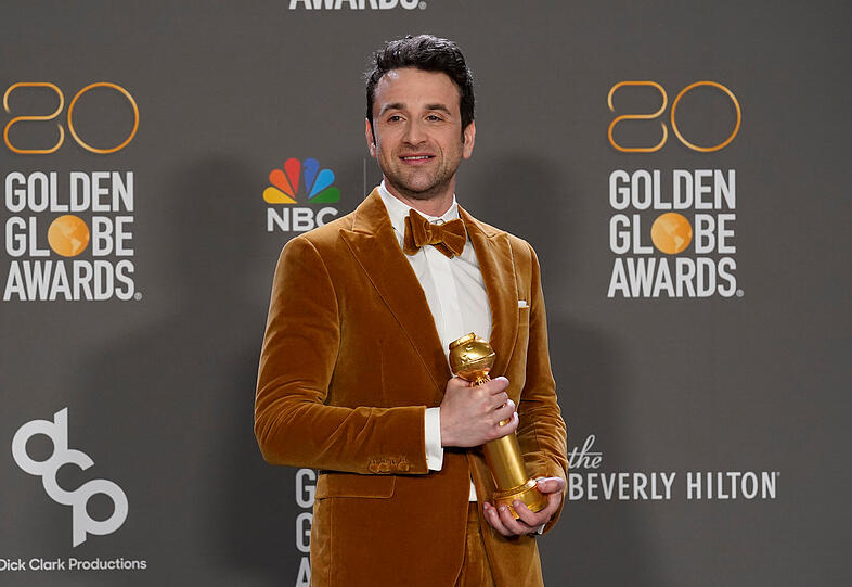 Justin Hurwitz zeigt, dass auch Mann nicht immer auf schwarzen Smoking setzen muss.