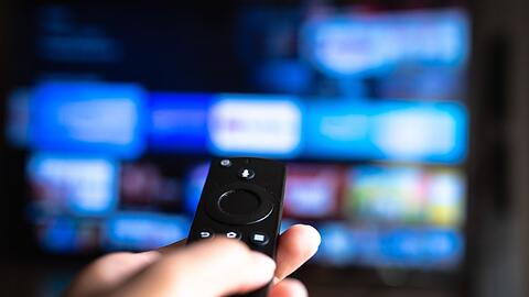Wer einen älteren Fernseher besitzt, muss ihn für smarte Funktionen nicht gleich ersetzen.