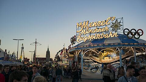 Im Jahr 2018 saußen die Wagen in der Zugspitzbahn auf der Theresienwiese noch im Kreis. Vergangenes Jahr wurde die Bahn aufgebaut, war aber wegen fehlender Ersatzteile zum Stillstand gezwungen. Auch auf der Wiesn 2023 wird es sie nicht geben.