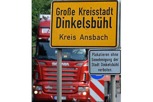 Durch Dinkelsbühl wälzt sich eine nicht enden wollende Lkw-Schlange. Den Bürgern stinkt&rsquo;s gewaltig, sie wollen die Mautpreller von der auf die Autobahn drängen.