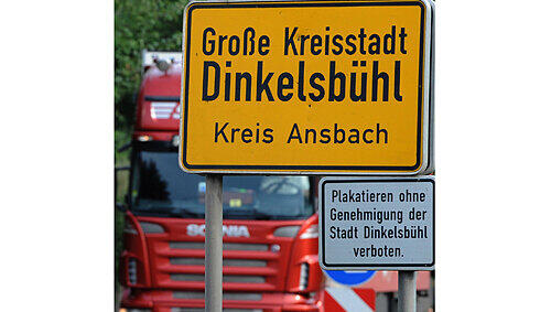 Durch Dinkelsbühl wälzt sich eine nicht enden wollende Lkw-Schlange. Den Bürgern stinkt’s gewaltig, sie wollen die Mautpreller von der auf die Autobahn drängen. Durch Dinkelsbühl wälzt sich eine nicht enden wollende Lkw-Schlange. Den Bürgern stinkt’s gewaltig, sie wollen die Mautpreller von der auf die Autobahn drängen.