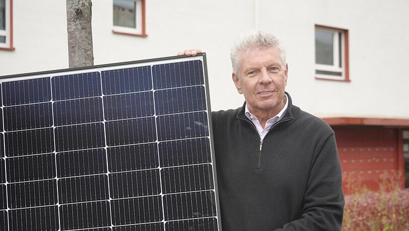 Nicht nur die Grünen lassen sich gern mit Solar-Modulen fotografieren: Auch OB Dieter Reiter (SPD) fordert den Ausbau von Photovoltaik.