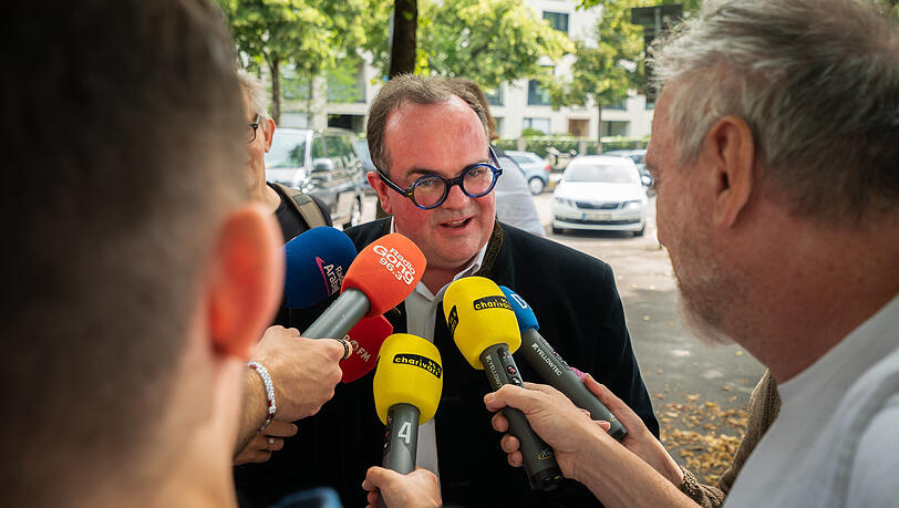 Wirtschaftsreferent Clemens Baumgärtner (CSU) umringt von Reportern acht Wochen vor seiner letzten Wiesn. Wirtschaftsreferent Clemens Baumgärtner (CSU) umringt von Reportern acht Wochen vor seiner letzten Wiesn.