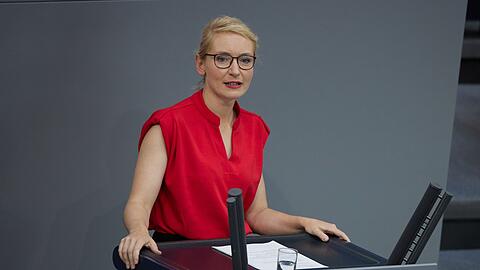 Die Linken-Vorsitzende Ines Schwerdtner fordert Spahns Rücktritt als Fraktionsvorsitzender der Union.