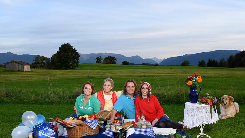 Ilona Grübels Kinder richten für sie ein Champagner-Picknick als Überraschung zu ihrem 75. Geburtstag aus.