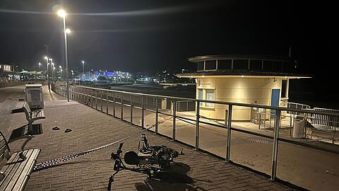 Die Panik der letzten Stunden hat Spuren hinterlassen - in der Eile zurückgelassene Flipflops liegen neben umgestürzten Fahrrädern.