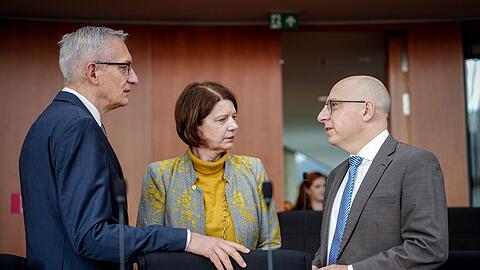 Einmal im Jahr gibt das Spitzenpersonal der deutschen Nachrichtendienste &ouml;ffentlich Auskunft. Im Parlamentarischen Kontrollgremium des Bundestages, das sonst stets geheim tagt, antworten sie dann vor Publikum auf die Fragen der Abgeordneten. (Archivbild)