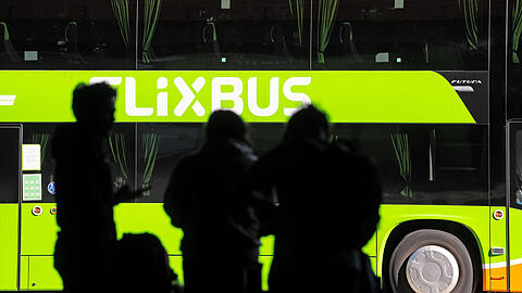 Der Fernbusanbieter Flixbus begann 2011 als Gesch&auml;ftsidee dreier Studenten. Das Start-up setzte sich in den folgenden Jahren gegen alle Konkurrenten durch.