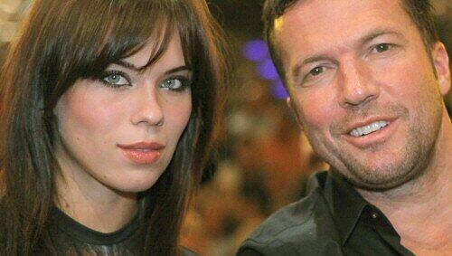 „Wir fliegen nicht nach Argentinien, um gleich zu unterschreiben“: Rekordnationalspieler Lothar Matthäus (48) mit seiner vierten Ehefrau Liliana (22). „Wir fliegen nicht nach Argentinien, um gleich zu unterschreiben“: Rekordnationalspieler Lothar Matthäus (48) mit seiner vierten Ehefrau Liliana (22).