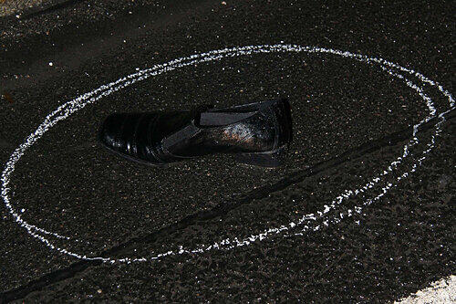 Gespenstisch: Dieser schwarze Schuh wurde der Toten wohl vom Fuß gerissen.