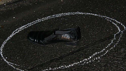 Gespenstisch: Dieser schwarze Schuh wurde der Toten wohl vom Fuß gerissen. Gespenstisch: Dieser schwarze Schuh wurde der Toten wohl vom Fuß gerissen.