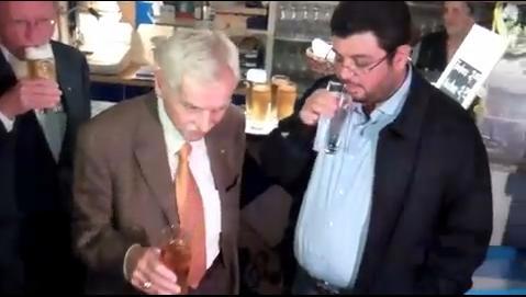 Präsident Schneider und Investor Ismaik stoßen mit Bier und Wasser auf die Zukunft des Vereins an. Präsident Schneider und Investor Ismaik stoßen mit Bier und Wasser auf die Zukunft des Vereins an.