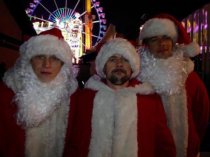 Treiben als Weihnachtsmänner ihr Unwesen: Matthias Schweighöfer, Klaas und Joko (v.li.)