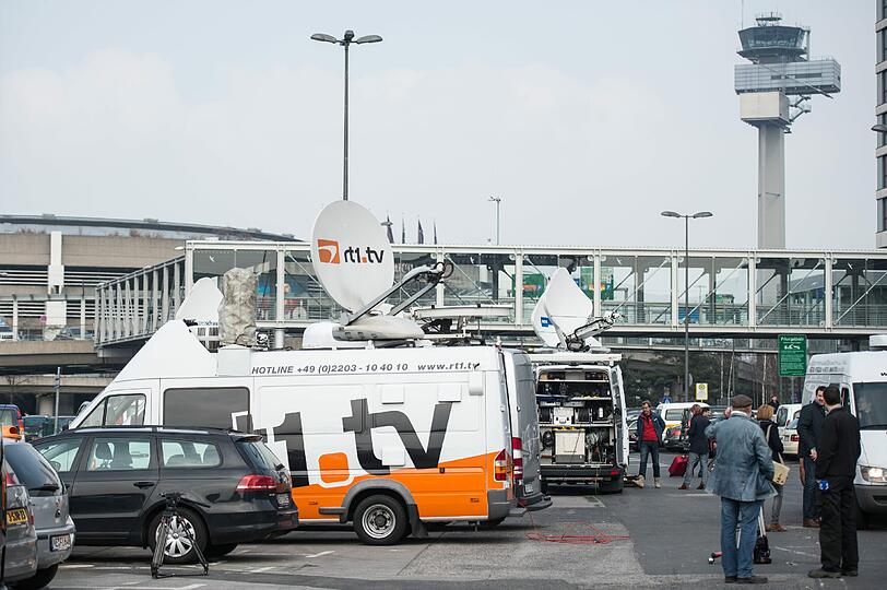 Übertragungswagen stauen sich vor dem Flughafen Düsseldorf. Das Medienaufkommen ist enorm.