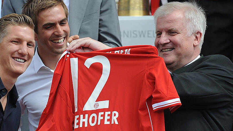 Horst Seehofers (r.) Herzenwunsch: Eine Fußball-Liga, die nur aus bayerischen Mannschaften besteht. Horst Seehofers (r.) Herzenwunsch: Eine Fußball-Liga, die nur aus bayerischen Mannschaften besteht.