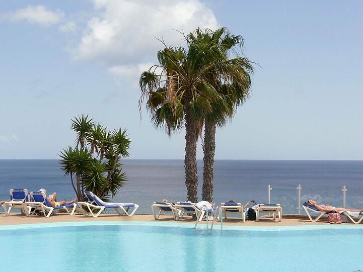 Robinson Club Esquinzo: Sonnenbaden am Pool mit Blick aufs Meer