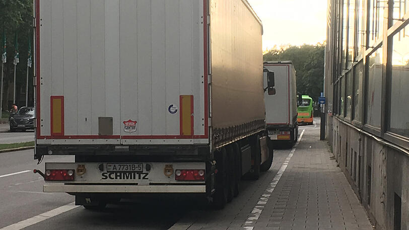 Noch nerviger ist&rsquo;s, wenn Lkws einfach den Radweg zustellen &ndash; die Radler müssen entweder auf die Straße oder auf den Gehweg ausweichen.
