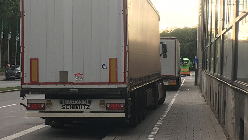 Noch nerviger ist’s, wenn Lkws einfach den Radweg zustellen – die Radler müssen entweder auf die Straße oder auf den Gehweg ausweichen. Noch nerviger ist’s, wenn Lkws einfach den Radweg zustellen – die Radler müssen entweder auf die Straße oder auf den Gehweg ausweichen.