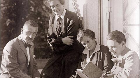 Thomas Mann und seine Frau Katia (3. v. l.) mit ihren Kindern Erika und Klaus Mann - fotografiert um 1930 wohl auf der Terrasse der Münchner Villa.