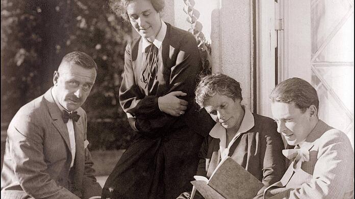 Thomas Mann und seine Frau Katia (3. v. l.) mit ihren Kindern Erika und Klaus Mann - fotografiert um 1930 wohl auf der Terrasse der Münchner Villa.
