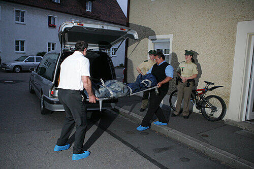 In den Abendstunden wurde die Leiche der Rentnerin zur Gerichtsmedizin gebracht.