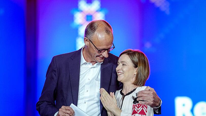 Höhepunkt des Besuchs war ein gemeinsamer Auftritt bei einer großen Unabhängigkeitsparty. Höhepunkt des Besuchs war ein gemeinsamer Auftritt bei einer großen Unabhängigkeitsparty.