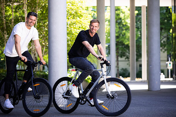 Sushi Bikes wurde 2019 von Andreas Weinzierl (links) mit R&uuml;ckendeckung von TV-Moderator Joko Winterscheidt &ndash; er ist seit April 2024 nicht mehr Gesellschafter &ndash; und Investments von den Mymuesli-Chefs Max Wittrock und Philipp Kraiss gegr&uuml;ndet.