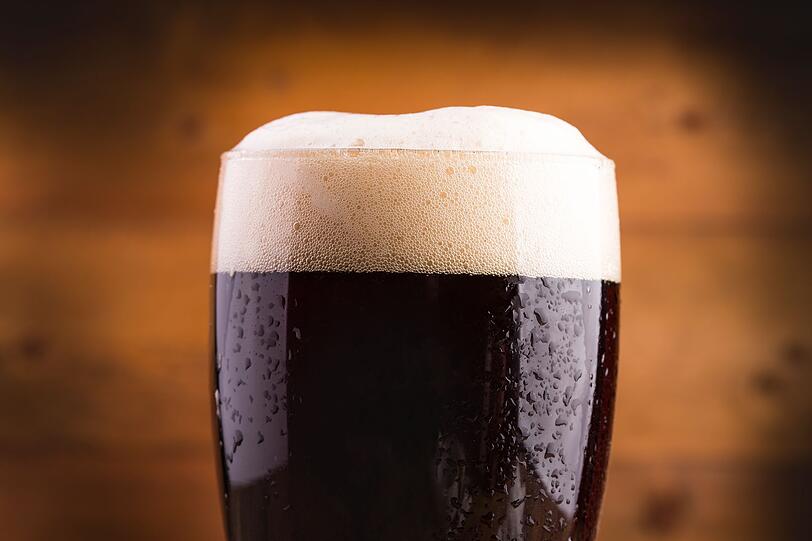 Die tiefbraune Farbe verrät es sofort: Hier steckt ordentlich Malz drin! Dunkles Bier punktet mit Noten von Karamell, Nüssen oder gar Schokolade. Es ist oft weniger bitter und dafür umso wärmer und runder im Geschmack. Besonders in Franken und Altbayern ist das Dunkle nicht nur ein Traditionsgetränk, sondern eine echte Herzensangelegenheit. Die tiefbraune Farbe verrät es sofort: Hier steckt ordentlich Malz drin! Dunkles Bier punktet mit Noten von Karamell, Nüssen oder gar Schokolade. Es ist oft weniger bitter und dafür umso wärmer und runder im Geschmack. Besonders in Franken und Altbayern ist das Dunkle nicht nur ein Traditionsgetränk, sondern eine echte Herzensangelegenheit.